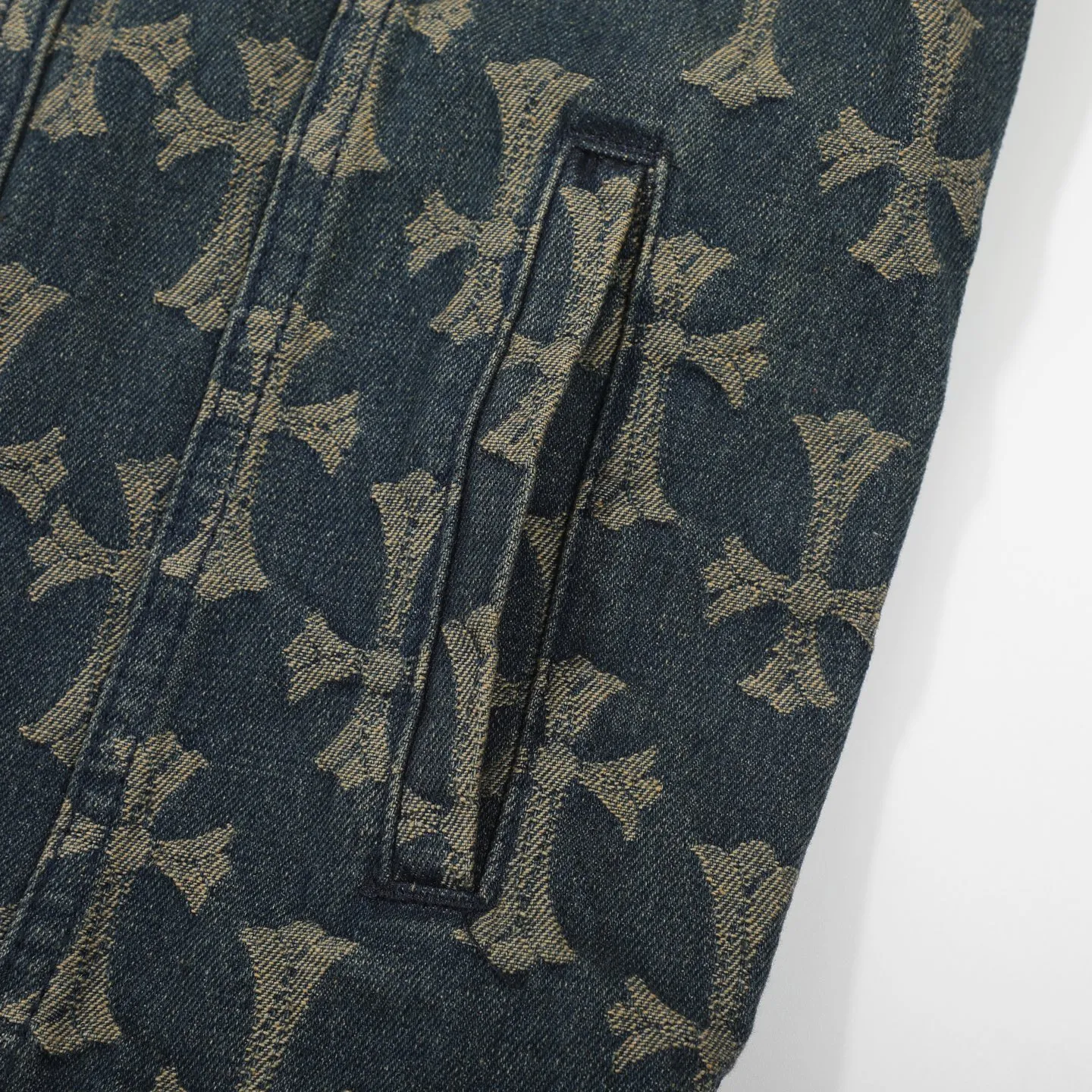 P260 Chrome Hearts heavy denim jacket with double-sided LOGO jacquard concealed print, the same model as the Internet celebrity star. The cross-printed denim jacket has a unique cross design element and full printing, which is full of design. It is made of 100% denim cotton fabric with heavy coarse yarn count, which ensures a stiff and tough silhouette while being soft, comfortable and breathable. The lapel is designed with silver buttons and is full of texture. The classic white cross logo is all over the dress, making it a perfect versatile style for spring and summer! Customized jacquard fabric, you can wear it in various styles. This gender-neutral shirt is a must-have for nightclubs. It can be worn as a jacket for both men and women. It can be easily worn by both men and women! The original loose version is made of high-quality pure cotton fabrics. The fabric pattern is high-definition and delicate without burrs. It is comfortable and breathable to wear. All the buttons are molded and customized. It is casual and fashionable and can be matched with any bottoms. It can be windproof and sunproof in spring and summer. It can be worn outside in autumn and winter! Easily concave shape makes you look slimmer and taller, perfect for both men and women!  Size: S–XL Color: blue